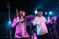 パーカッションを演奏する杏子、藤井隆。（撮影：岩佐篤樹）