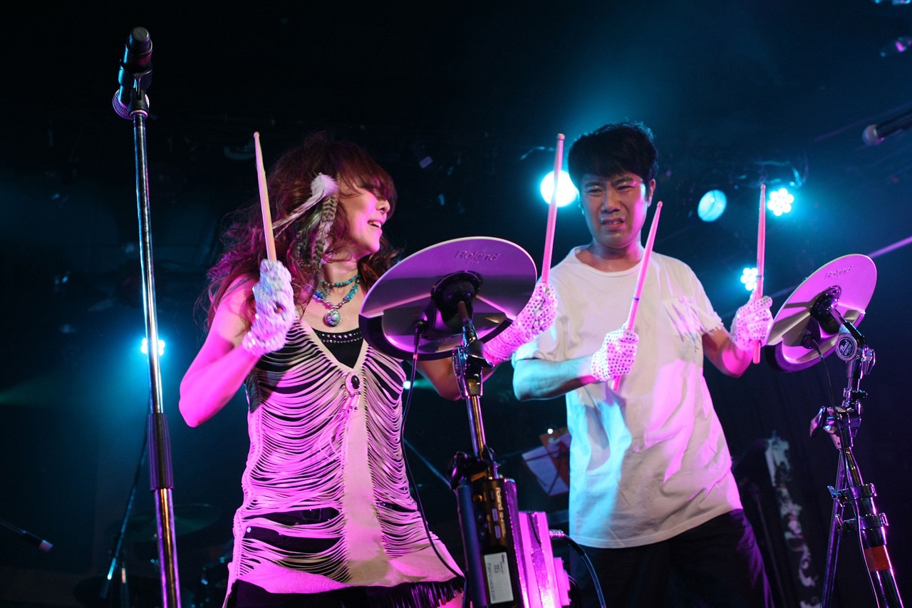 パーカッションを演奏する杏子、藤井隆。（撮影：岩佐篤樹）
