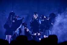 1月に開催されたBELLRING少女ハートのワンマンライブ「Q」の様子。
