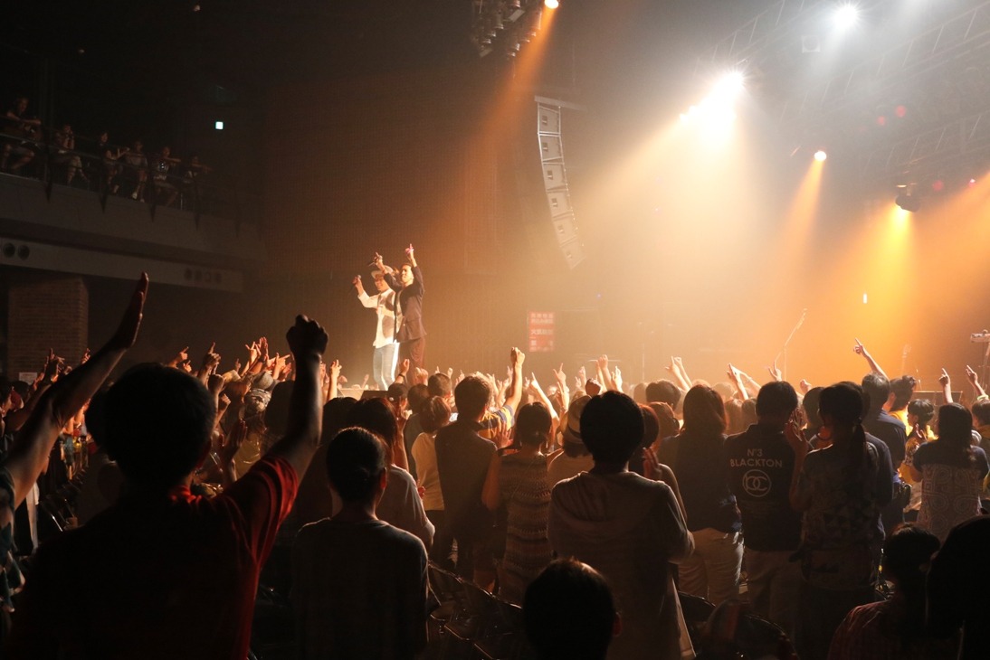 カサリンチュ「カサリズム3」東京・TSUTAYA O-EAST公演の様子。（写真提供：EPICレコードジャパン）