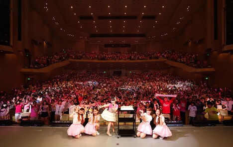 バースデーケーキを囲む小倉唯とダンサー陣。(撮影:江藤はんな)