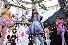 衣装のポイントを紹介する篠原ともえ（中央）。