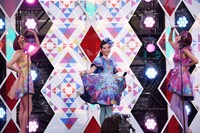 「おんなのこ☆おとこのこ」を披露するシノバニ。