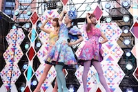 「おんなのこ☆おとこのこ」を披露するシノバニ。