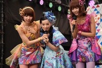 最前列のちびっ子たちに「おんなのこ☆おとこのこ」の感想を聞くシノバニ。