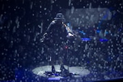 amazarashi「amazarashi Live Tour 2016 世界分岐二〇一六」の様子。(写真提供:ソニー・ミュージックアソシエイテッドレコーズ)