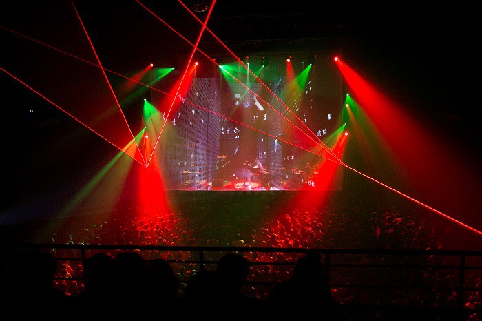 amazarashi「amazarashi Live Tour 2016 世界分岐二〇一六」の様子。（写真提供：ソニー・ミュージックアソシエイテッドレコーズ）