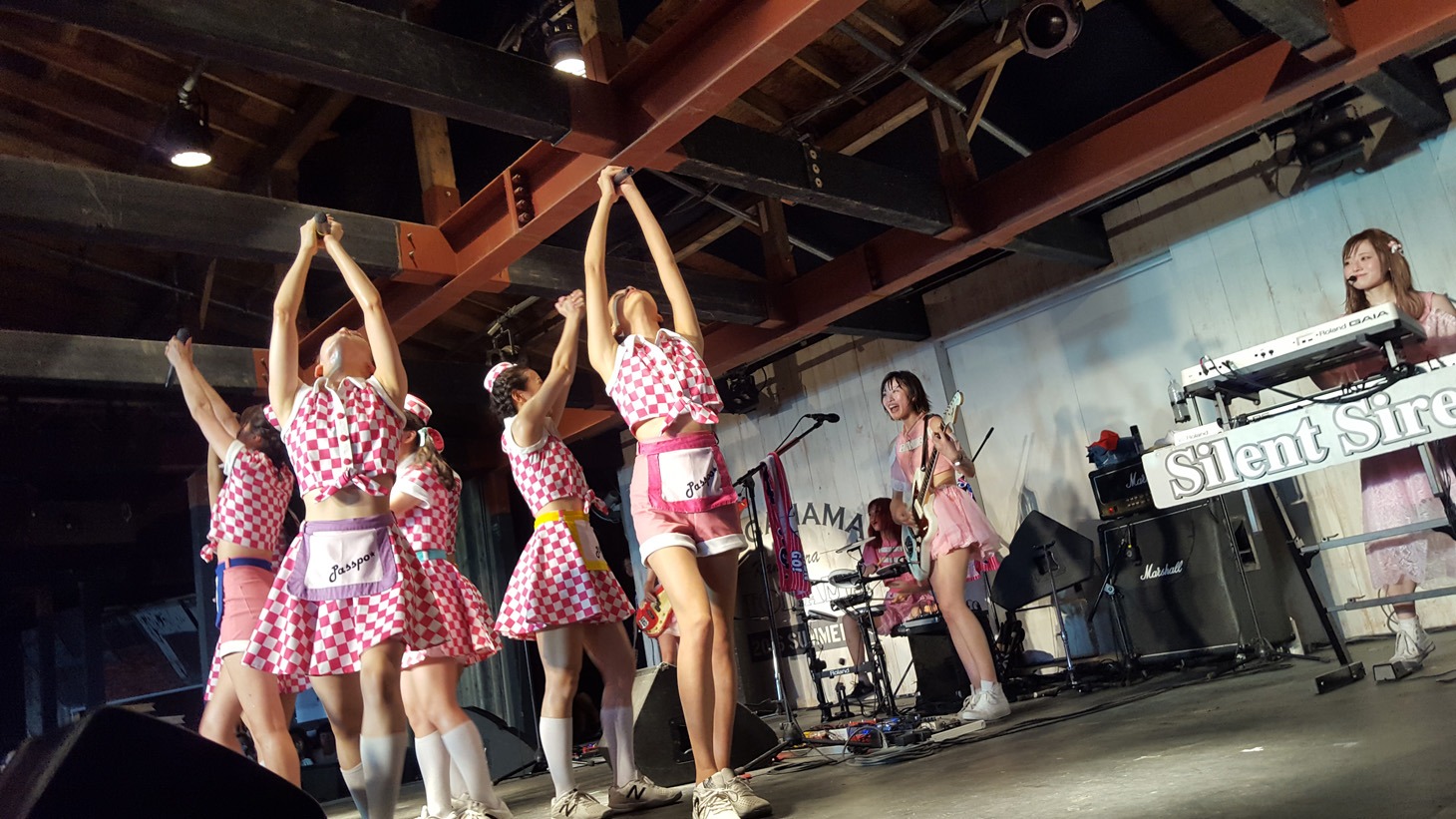 コラボレーションを披露するSilent SirenとPASSPO☆。（写真提供：プラチナム・パスポート）