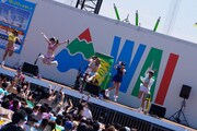 東京・よみうりランド プールWAI 波のプールステージでのスペシャルライブの様子。