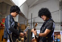 左から佐々木亮介（a flood of circle）、佐藤タイジ（シアターブルック）。