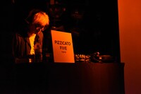 オープニングDJを務めたデザイナー千原徹也氏。