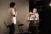 期間限定で「タワーレコード最年長スタッフ」となった長門芳郎氏（右）。