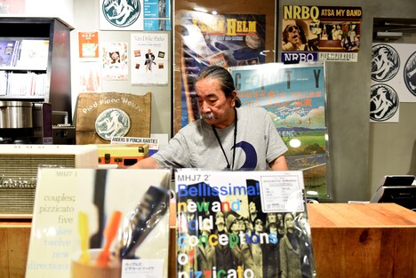 PIED PIPER HOUSE in TOWER RECORDS SHIBUYAのカウンターに立つ長門芳郎氏。