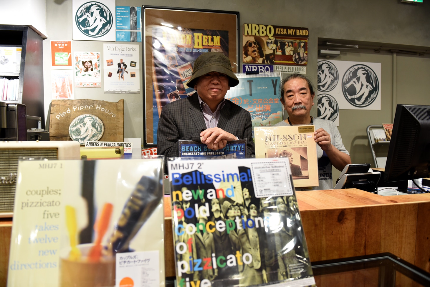 PIED PIPER HOUSE in TOWER RECORDS SHIBUYAのカウンターに並ぶ小西康陽（左）と長門芳郎氏（右）。