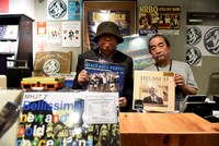 PIED PIPER HOUSE in TOWER RECORDS SHIBUYAのカウンターに並ぶ小西康陽（左）と長門芳郎氏（右）。