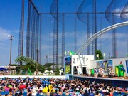 東京・よみうりランド プールWAI 波のプールステージでのスペシャルライブの様子。