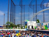 東京・よみうりランド プールWAI 波のプールステージでのスペシャルライブの様子。