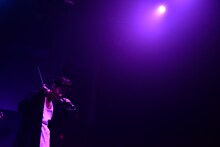 甲斐一斗（Vo / asobius）（撮影：河本悠貴）