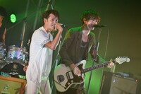 左から新里英之（HY）、金井政人（BIGMAMA）。（撮影：高田梓）