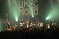 GEN（04 Limited Sazabys）を迎えてコラボパフォーマンスを披露するBIGMAMA。（撮影：高田梓）