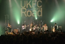 GEN（04 Limited Sazabys）を迎えてコラボパフォーマンスを披露するBIGMAMA。（撮影：高田梓）