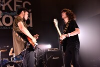 左から杉本亘（Vo, G / DATS）、早川知輝（G / DATS）。（撮影：河本悠貴）