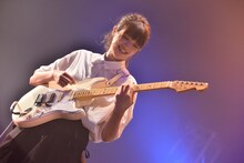 江夏詩織（Vo, G, Syn / lovefilm）（撮影：高田梓）