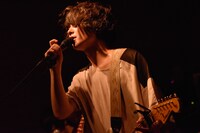 越雲龍馬（Vo, G, Syn / polly）（撮影：古溪一道）