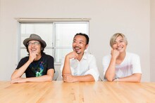 左から岸田繁、宇野維正、佐藤征史。