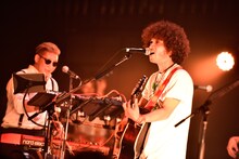 左からPETE（Trumpet, Cho, Key / SPiCYSOL）、KENNY（Vo, G / SPiCYSOL）。（撮影：河本悠貴）