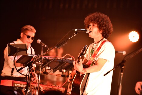 左からPETE（Trumpet, Cho, Key / SPiCYSOL）、KENNY（Vo, G / SPiCYSOL）。（撮影：河本悠貴）