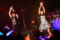T.M.Revolution（左）と藤咲彩音（右）。（写真提供：ディアステージ）