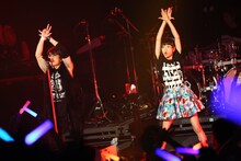 T.M.Revolution（左）と藤咲彩音（右）。（写真提供：ディアステージ）