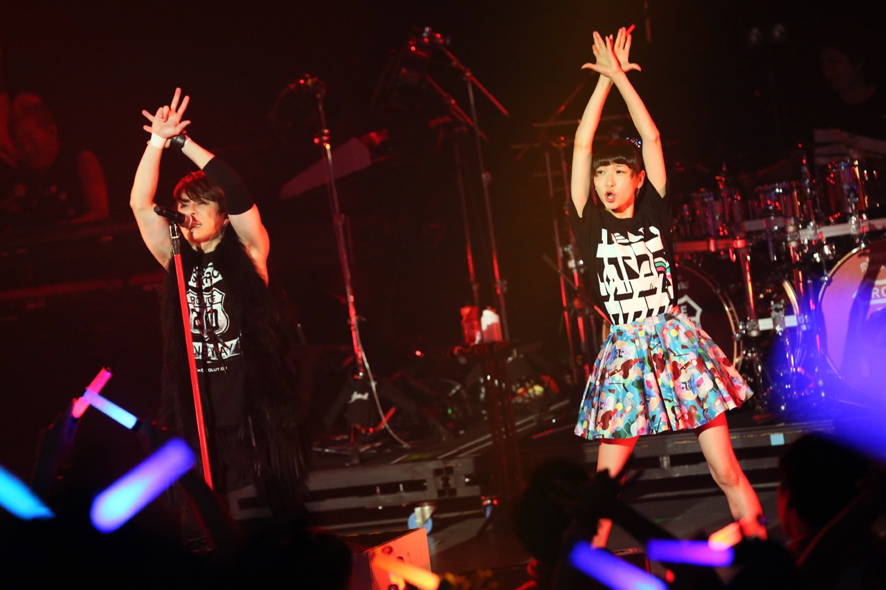 T.M.Revolution（左）と藤咲彩音（右）。（写真提供：ディアステージ）
