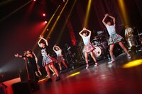 「HOT LIMIT」をパフォーマンスするT.M.Revolutionとでんぱ組.inc。（写真提供：ディアステージ）