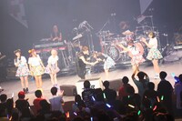 T.M.Revolution（中央）とでんぱ組.inc。（写真提供：ディアステージ）