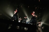 BABYMETAL「APOCRYPHA - THE WHITE MASS -」東京・Zepp Tokyo公演2日目の様子。（Photo by Taku Fujii）
