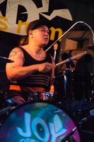 Eiji（Dr）（写真提供：アイビーレコード）