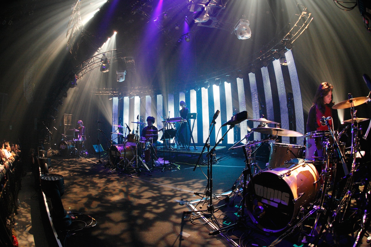 minus(-)、強靭トリプルドラムと共に繰り広げたBLITZライブ