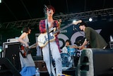 赤色のグリッター(写真提供:rockin'on japan)