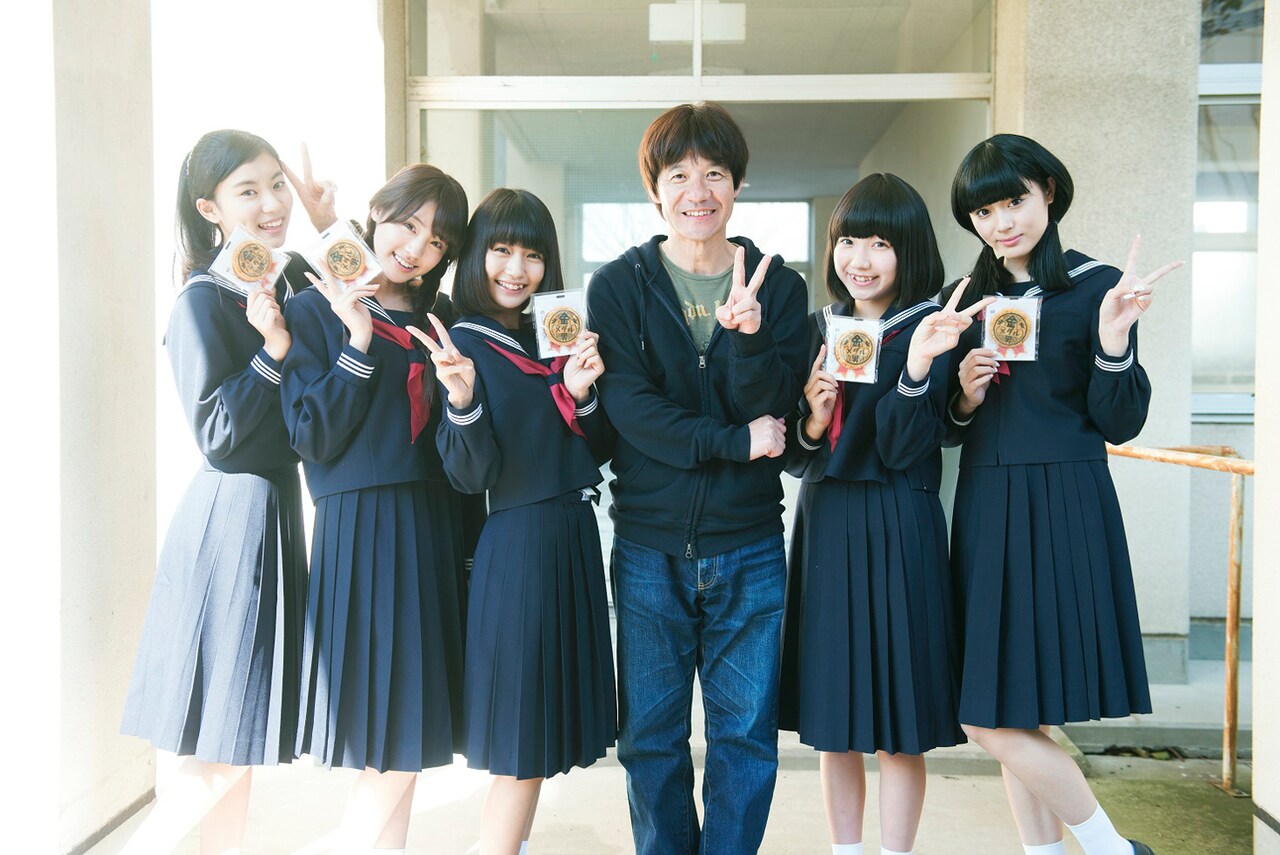 内村光良「金メダル男」で夢みるアドレセンスが女子高生役