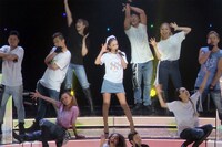 人気画像2位は「安室奈美恵、ツアー初日でNHK五輪テーマ曲『Hero』初披露」より、安室奈美恵（中央）。