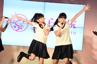 左から藤平華乃（さくら学院）、山出愛子（さくら学院）。