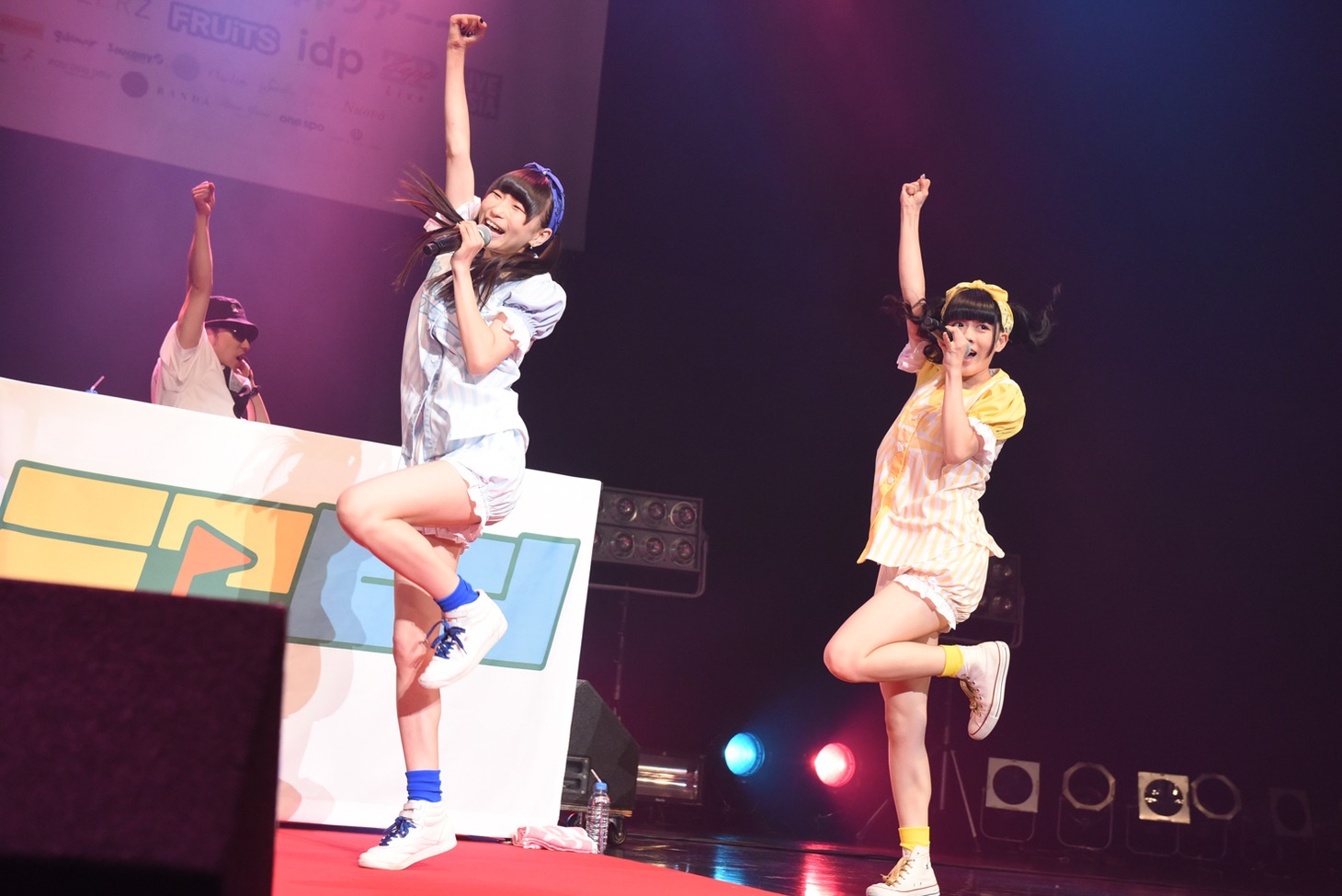 ニァピンによるライブの様子。