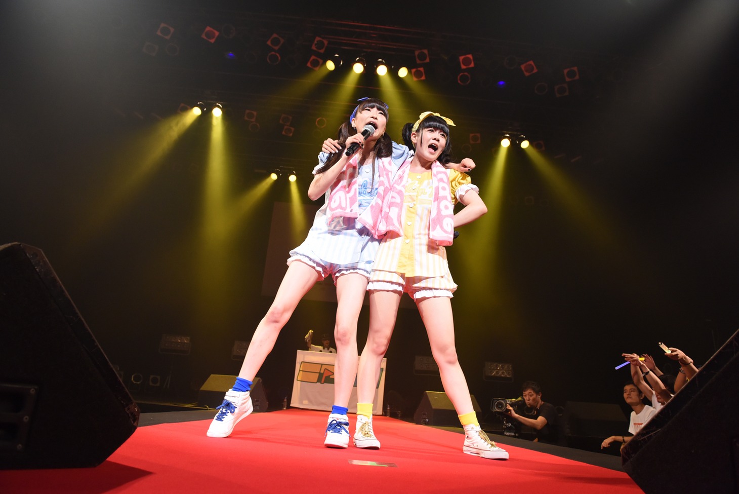 ニァピンによるライブの様子。