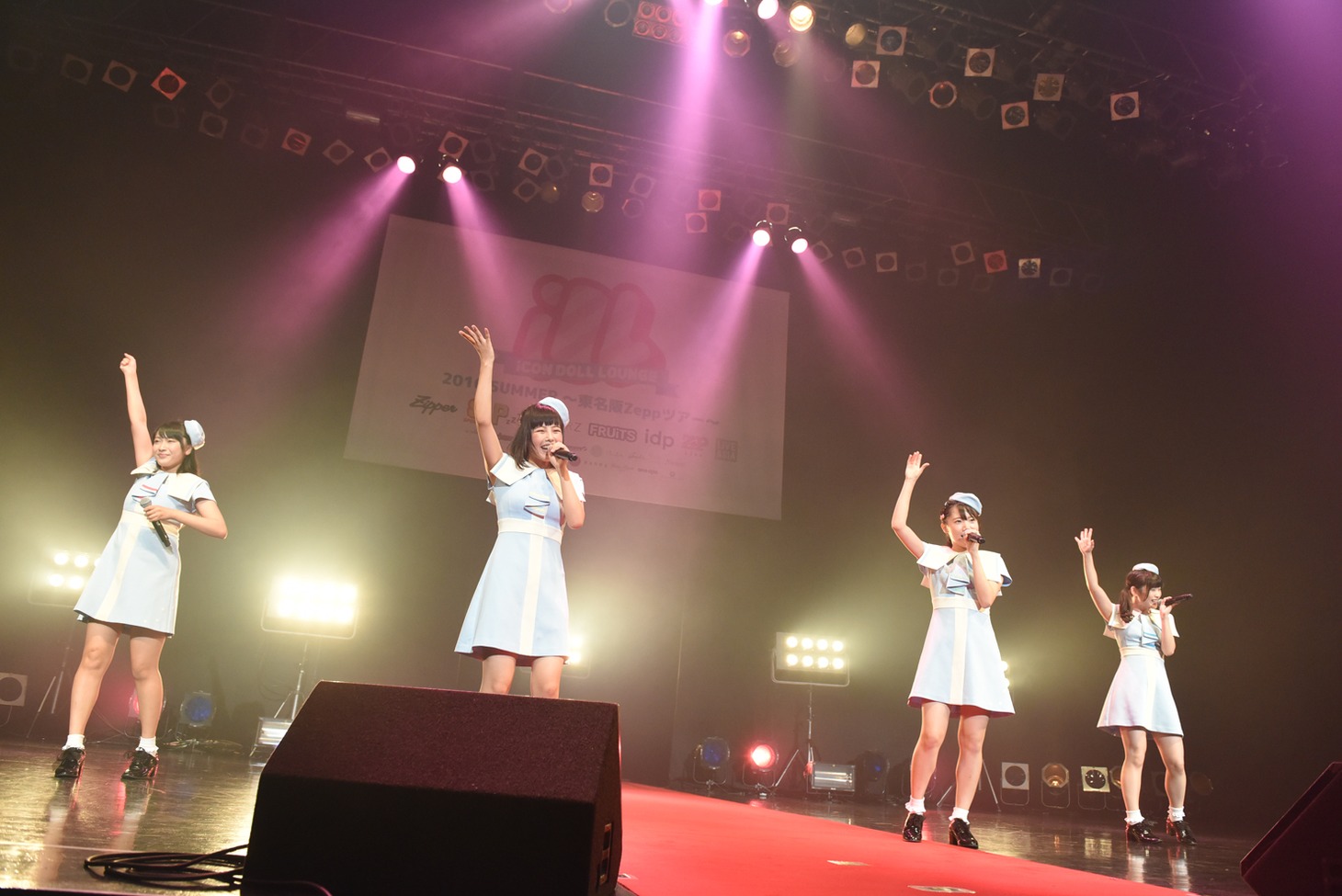 ミライスカートによるライブの様子。