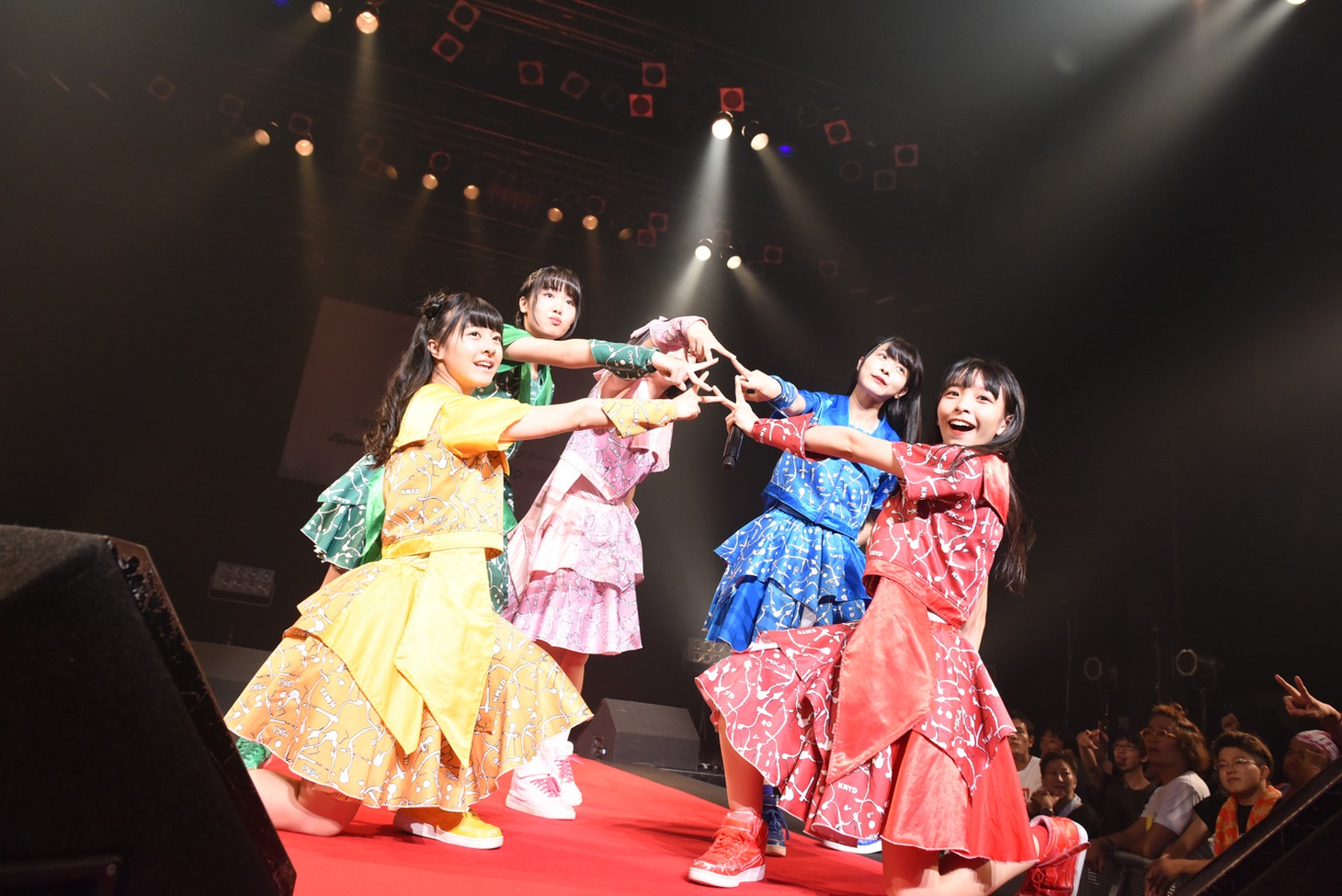 神宿によるライブの様子。