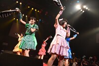 神宿によるライブの様子。