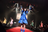 神宿によるライブの様子。