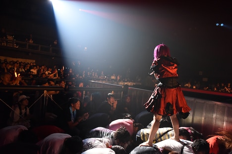 椎名ぴかりんによるライブの様子。